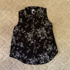 Elle sleeveless button up, size medium